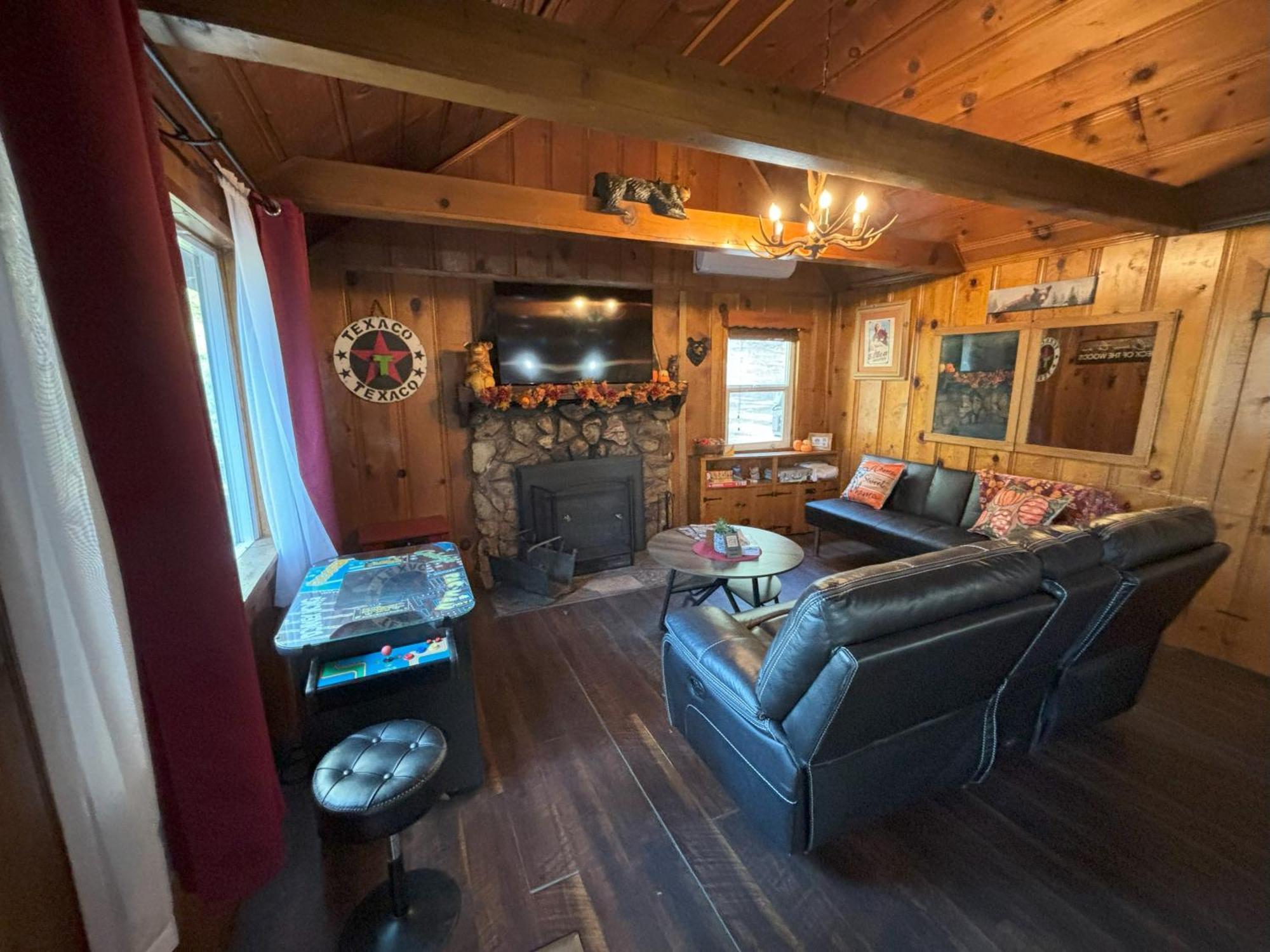 Snow Bunny Lodge - Perfect Big Bear Getaway! Deck With A New Hot Tub And Charcoal Barbecue! Биг Беър Лейк Екстериор снимка